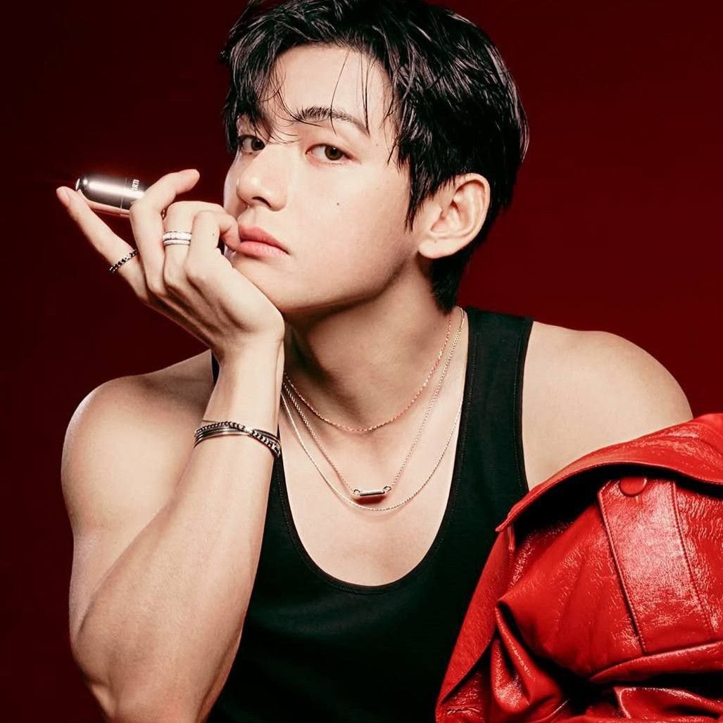 뷔 (방탄소년단)의 최신 사진