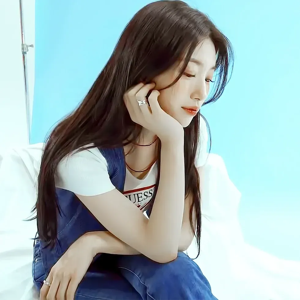 A moment captured by Suzy's fan