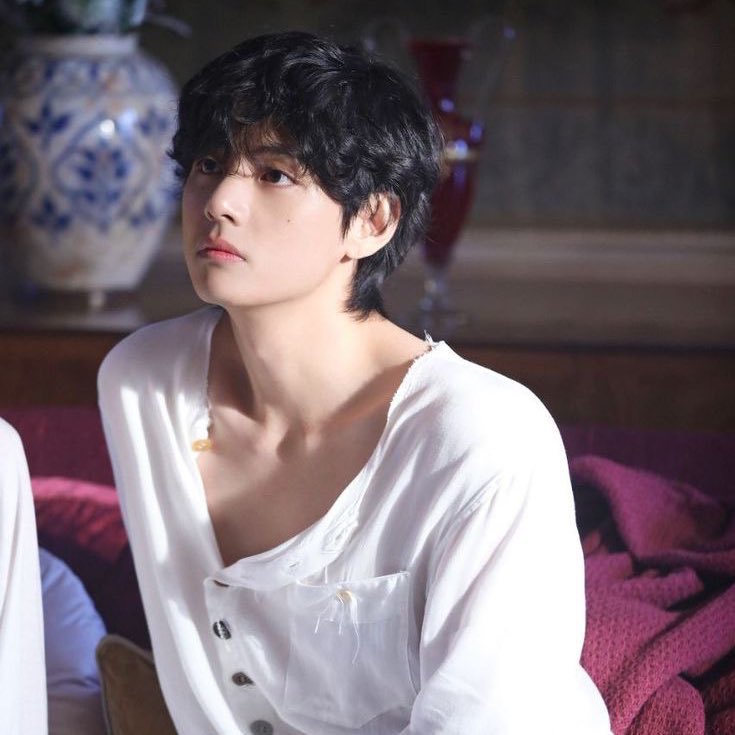 Behind-the-scenes cut of V (BTS)