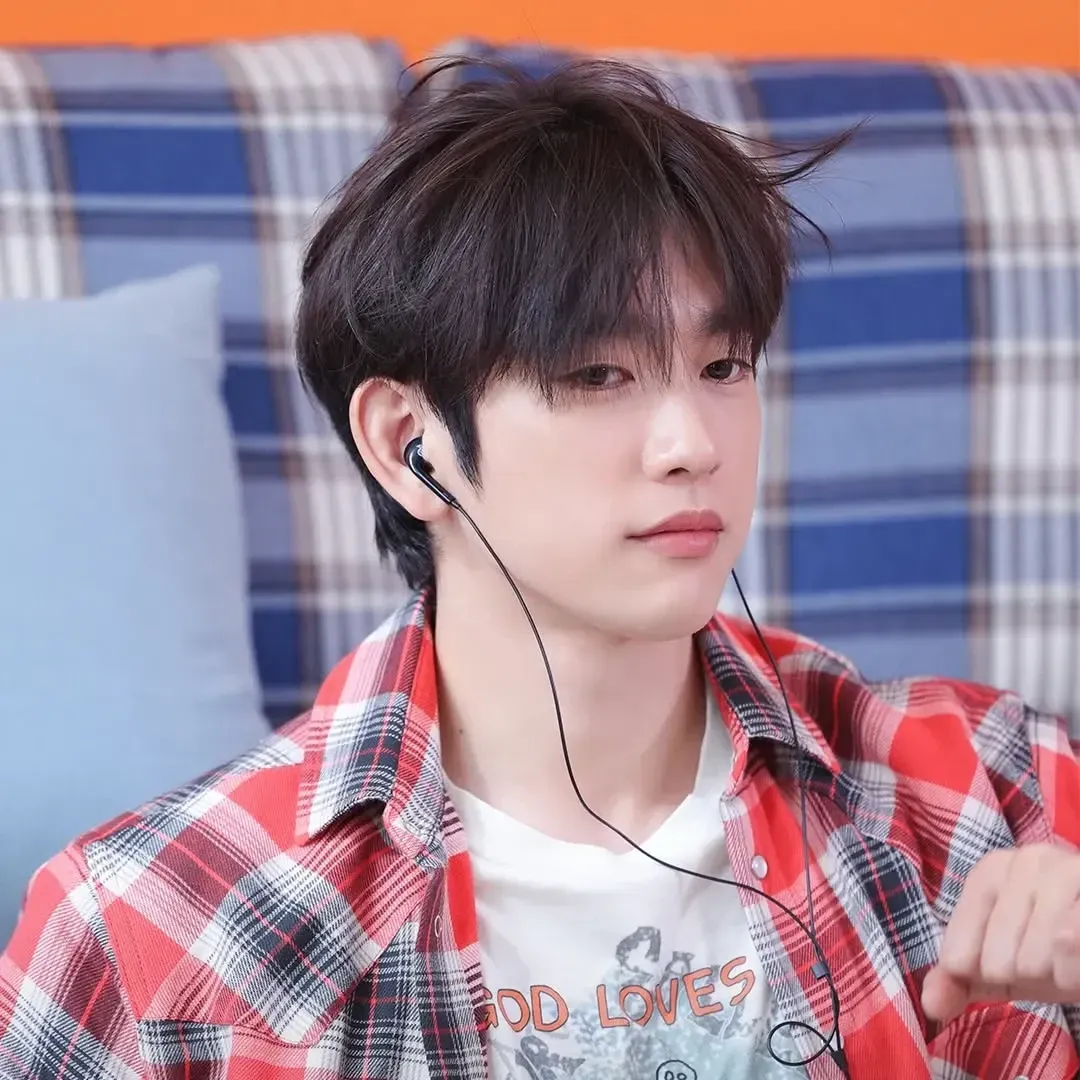 Momen yang diabadikan oleh penggemar Jinyoung (GOT7)
