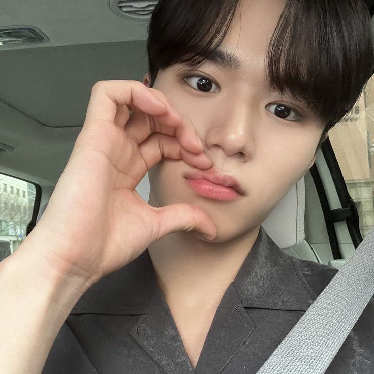 Behind-the-scenes cut of Kim Junseo (ALPHA DRIVE ONE)