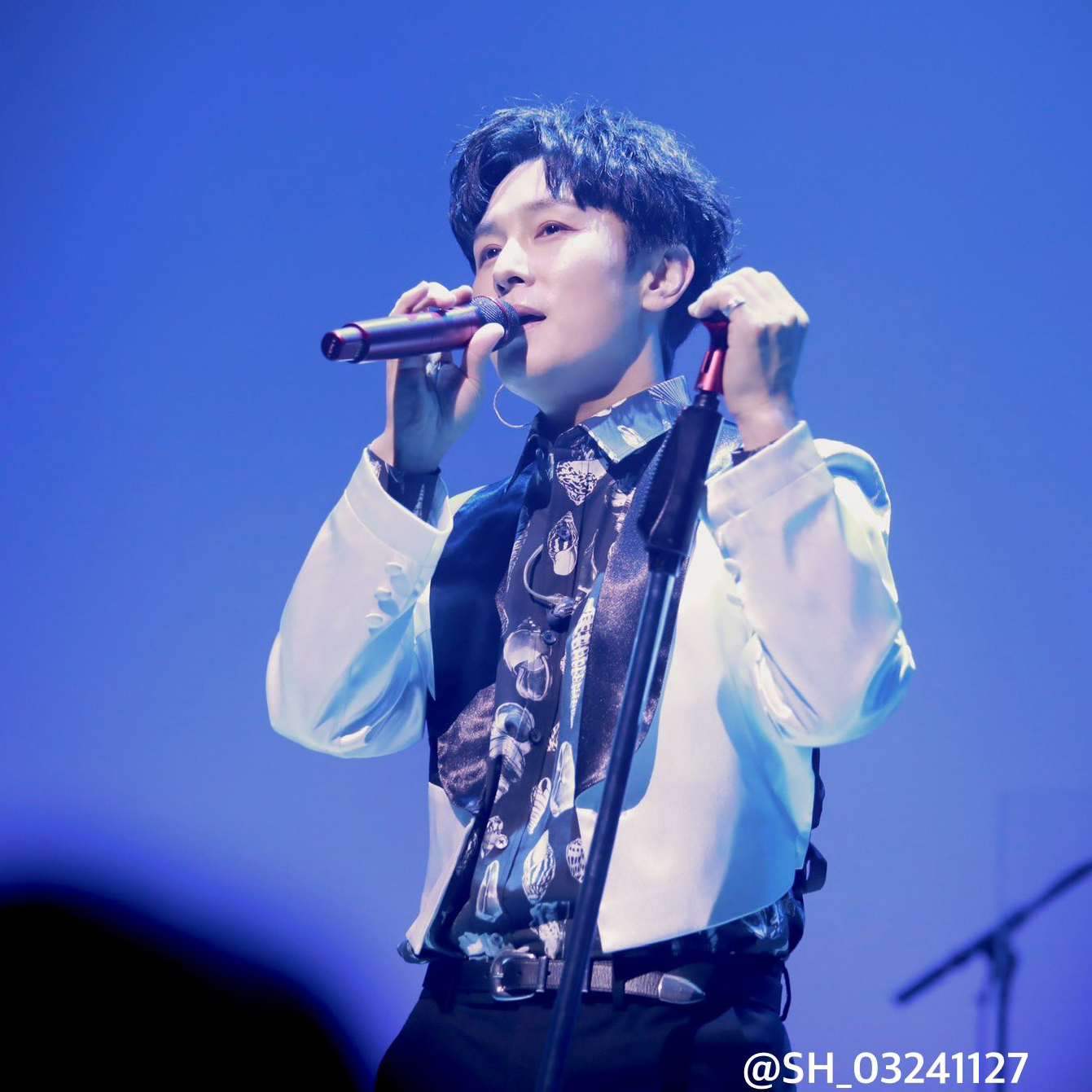 Behind-the-scenes cut of Kim Dongwan (SHINHWA)