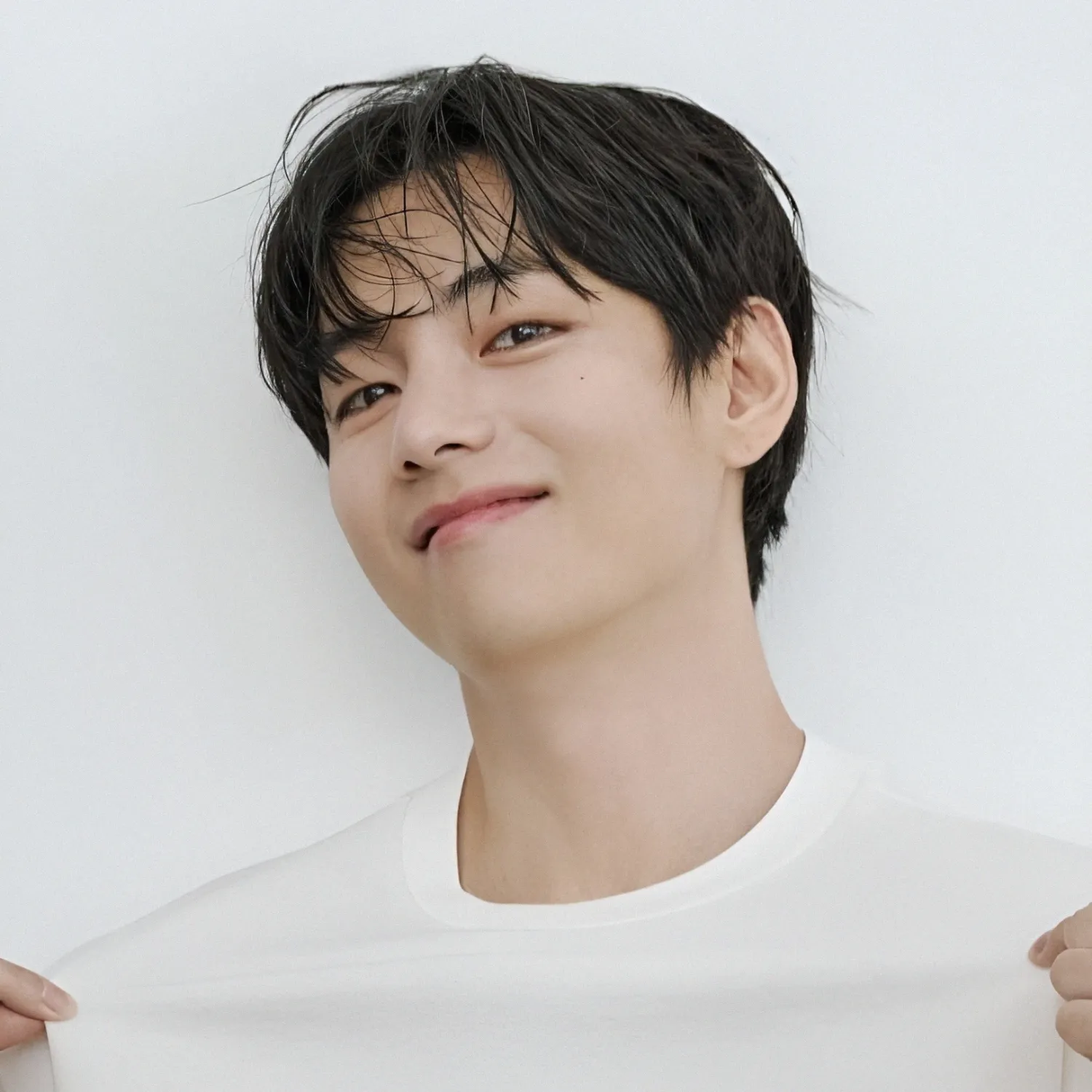 Latest photo of V (BTS)