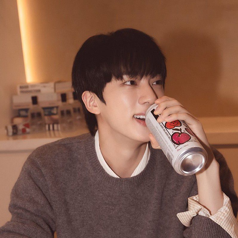 Foto aktivitas terbaru Jin (BTS)