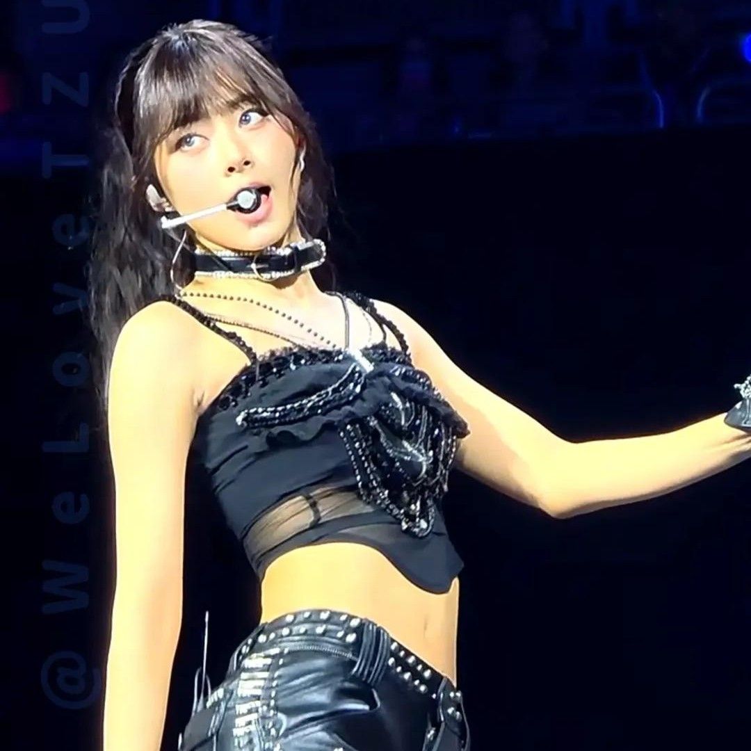 Foto aktivitas terbaru Tzuyu (TWICE)