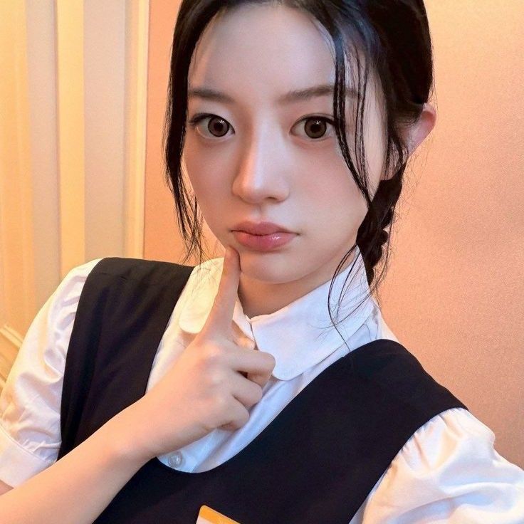 Behind-the-scenes cut of ILLIT