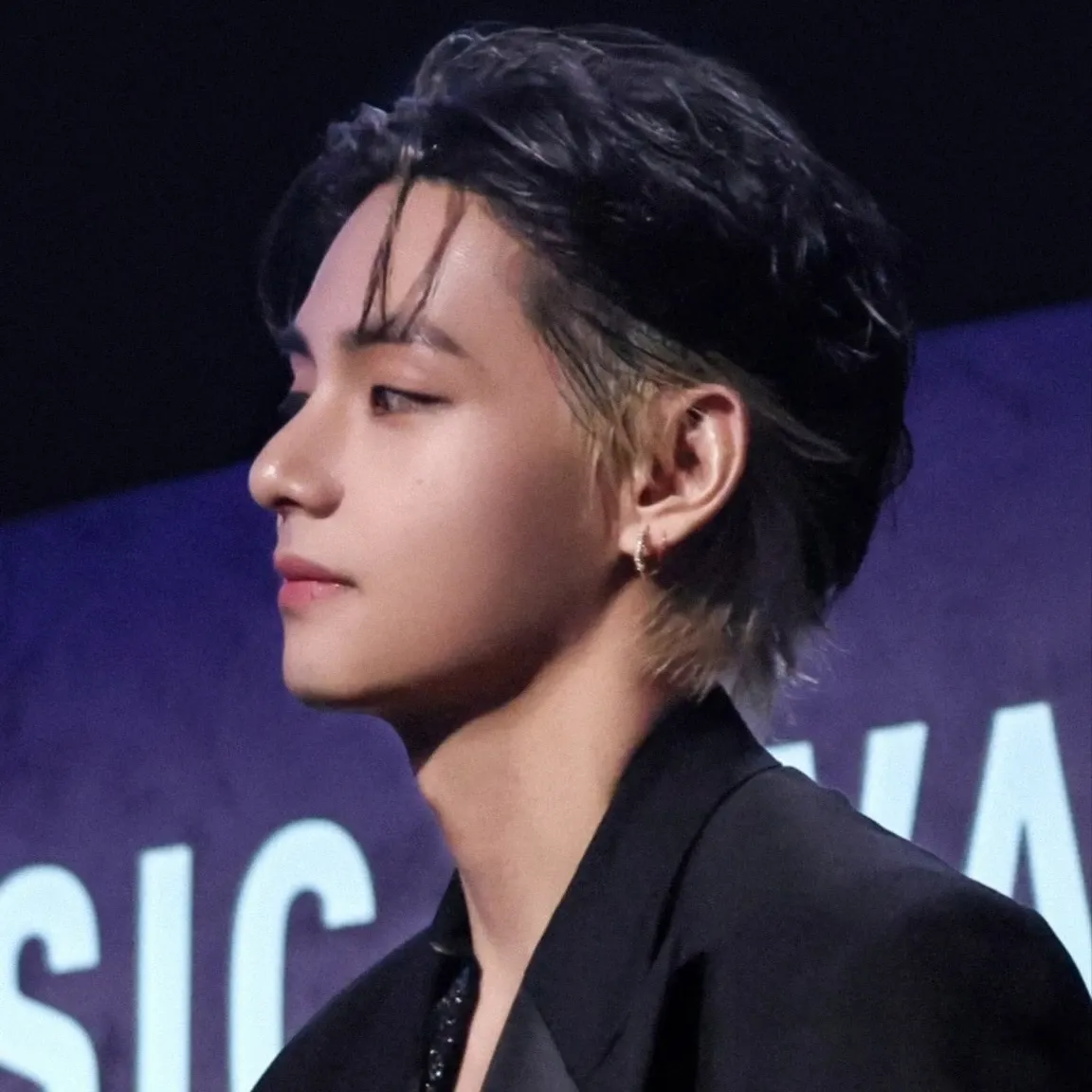 Foto aktivitas terbaru V (BTS)