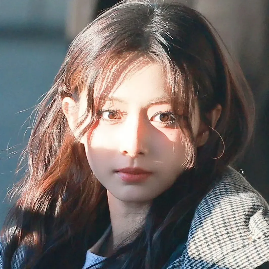 Foto aktivitas terbaru Tzuyu (TWICE)