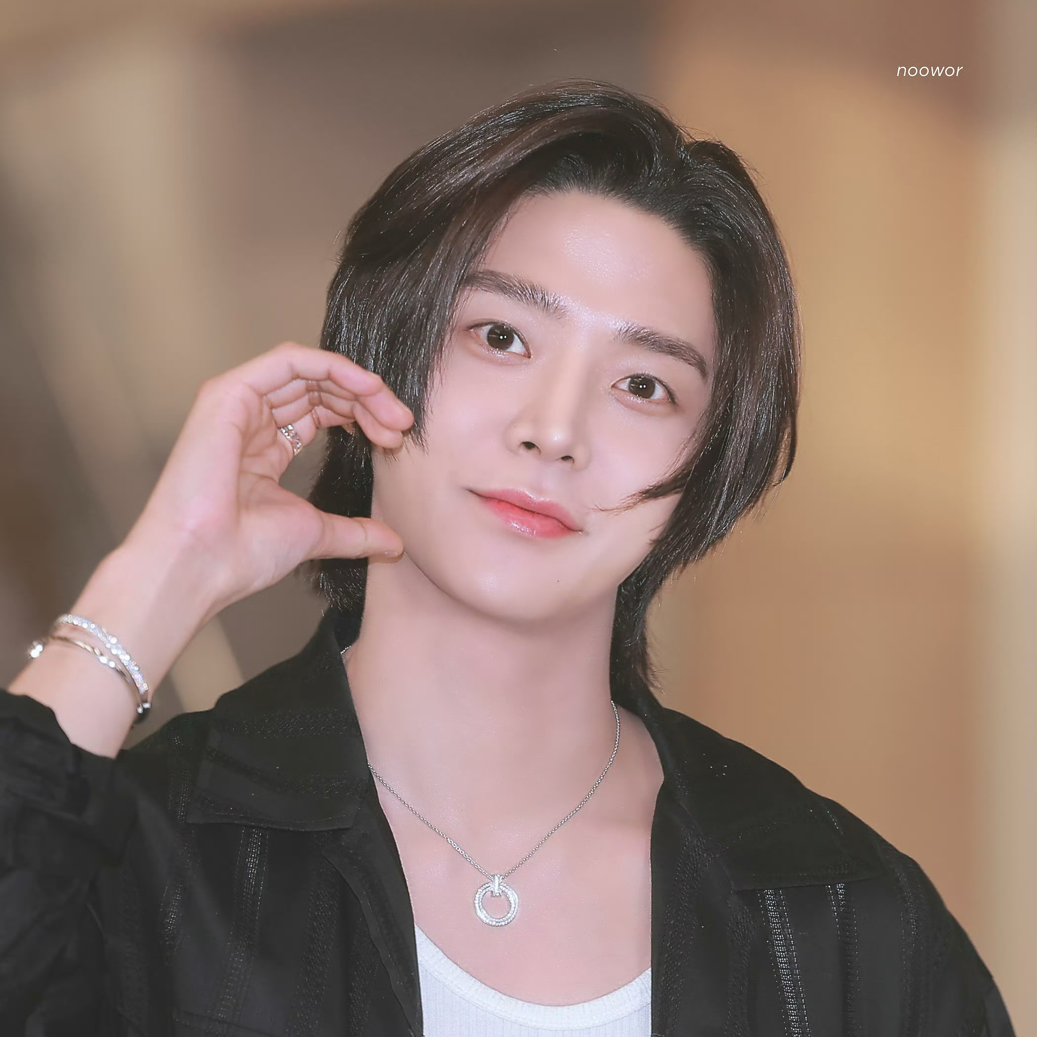 로운의 최신 사진