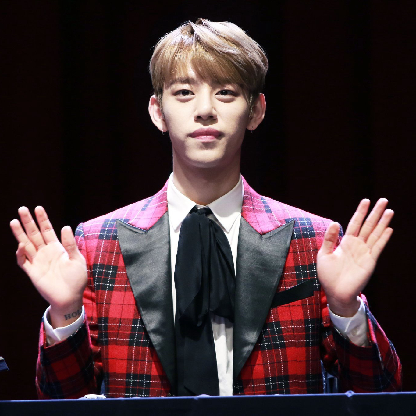 Daehyun (B.A.P)の舞台裏ショット