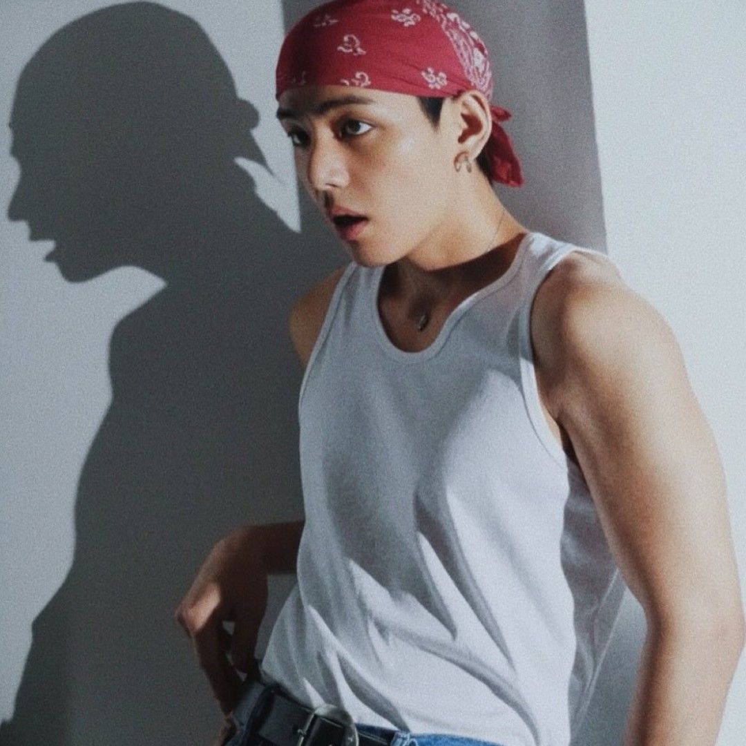 Behind-the-scenes cut of V (BTS)