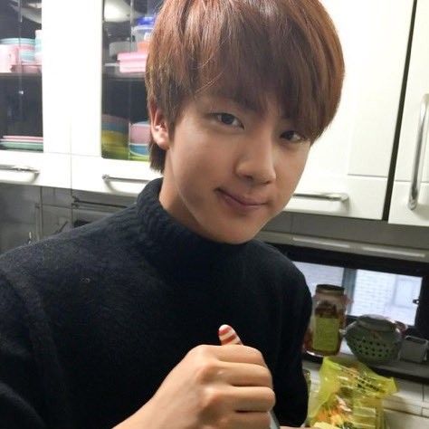 Momen yang diabadikan oleh penggemar Jin (BTS)