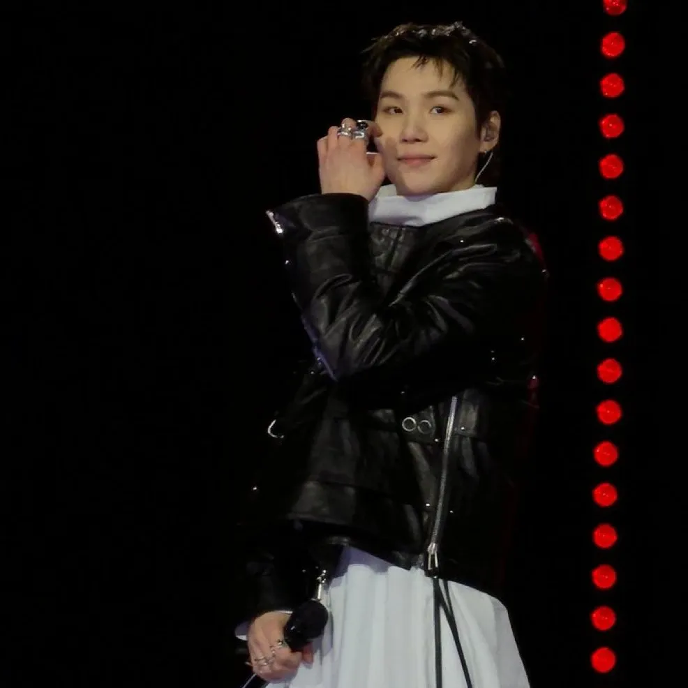 Foto aktivitas terbaru SUGA (BTS)