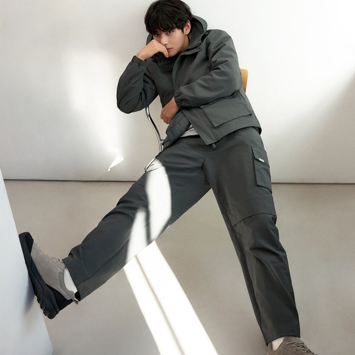 Behind-the-scenes cut of V (BTS)