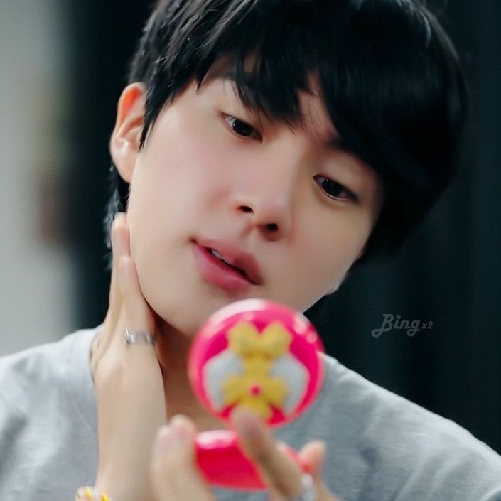 Momen yang diabadikan oleh penggemar Jin (BTS)