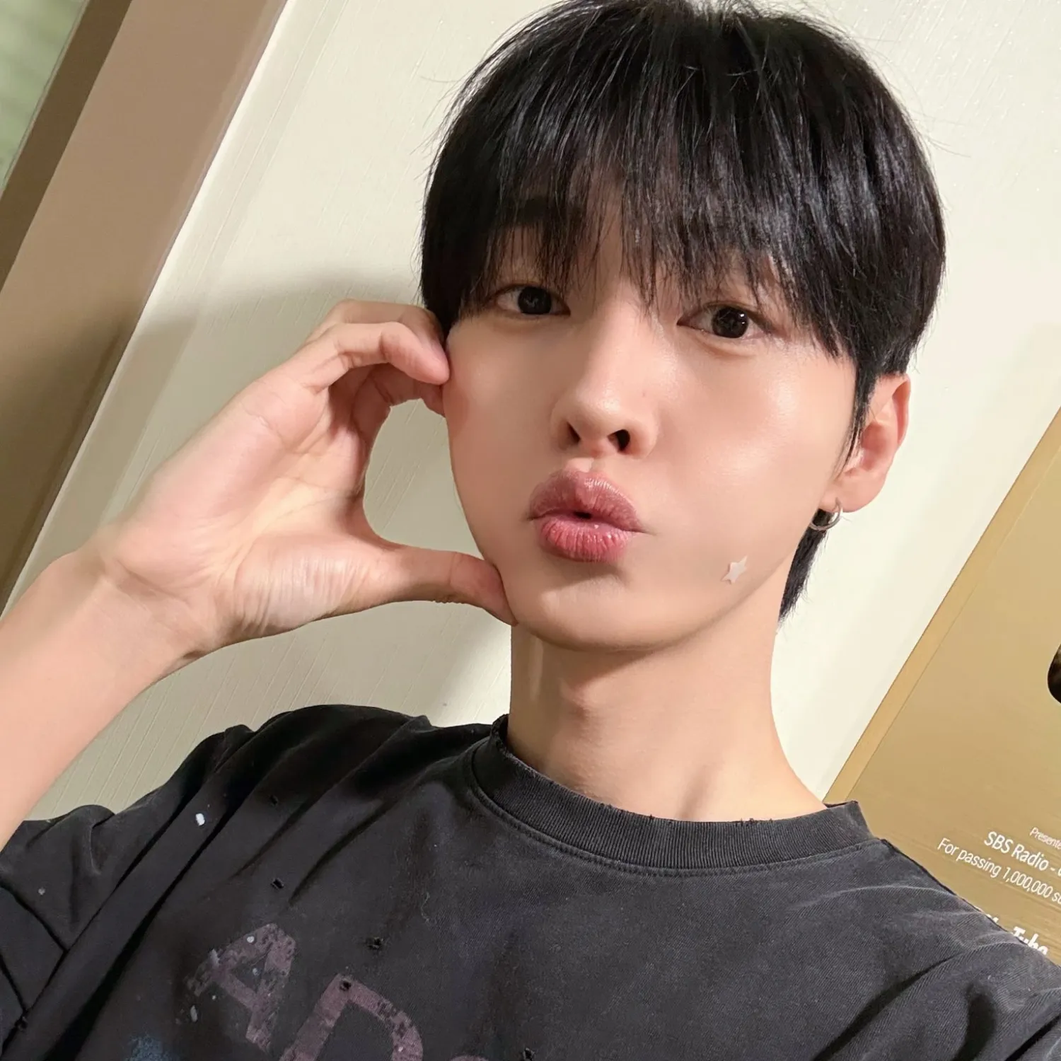 A moment captured by Yoon Jisung's fan