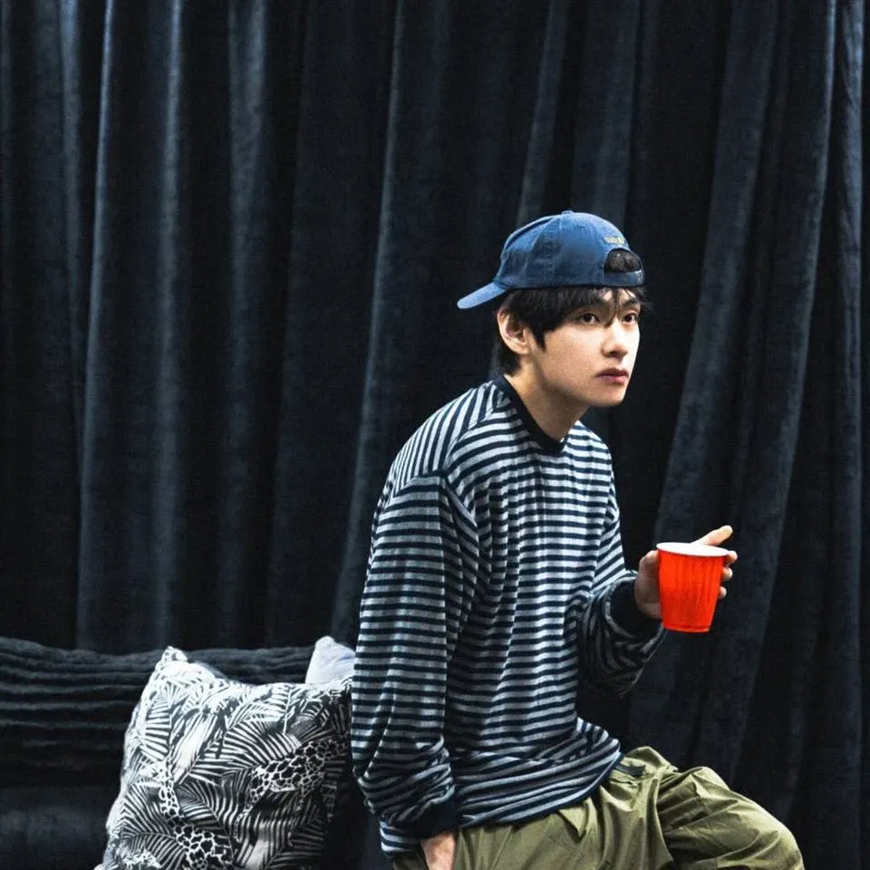 뷔 (방탄소년단)의 비하인드 컷
