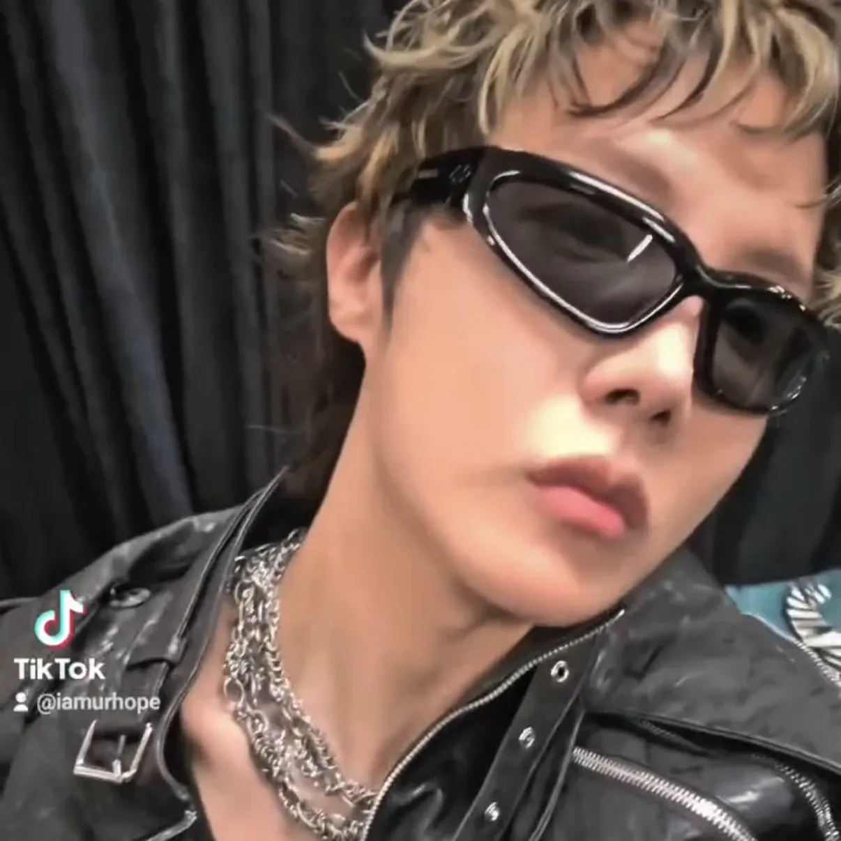 Momen yang diabadikan oleh penggemar j-hope (BTS)