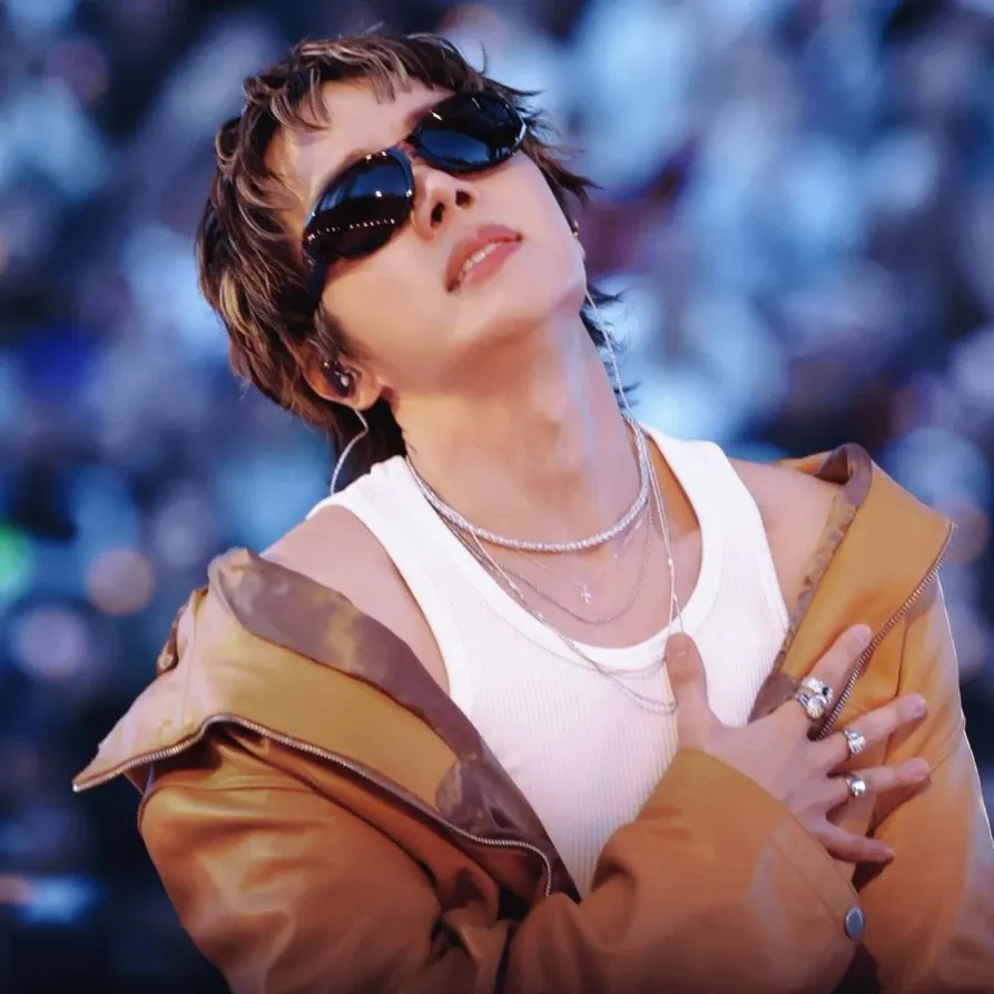 Foto aktivitas terbaru j-hope (BTS)