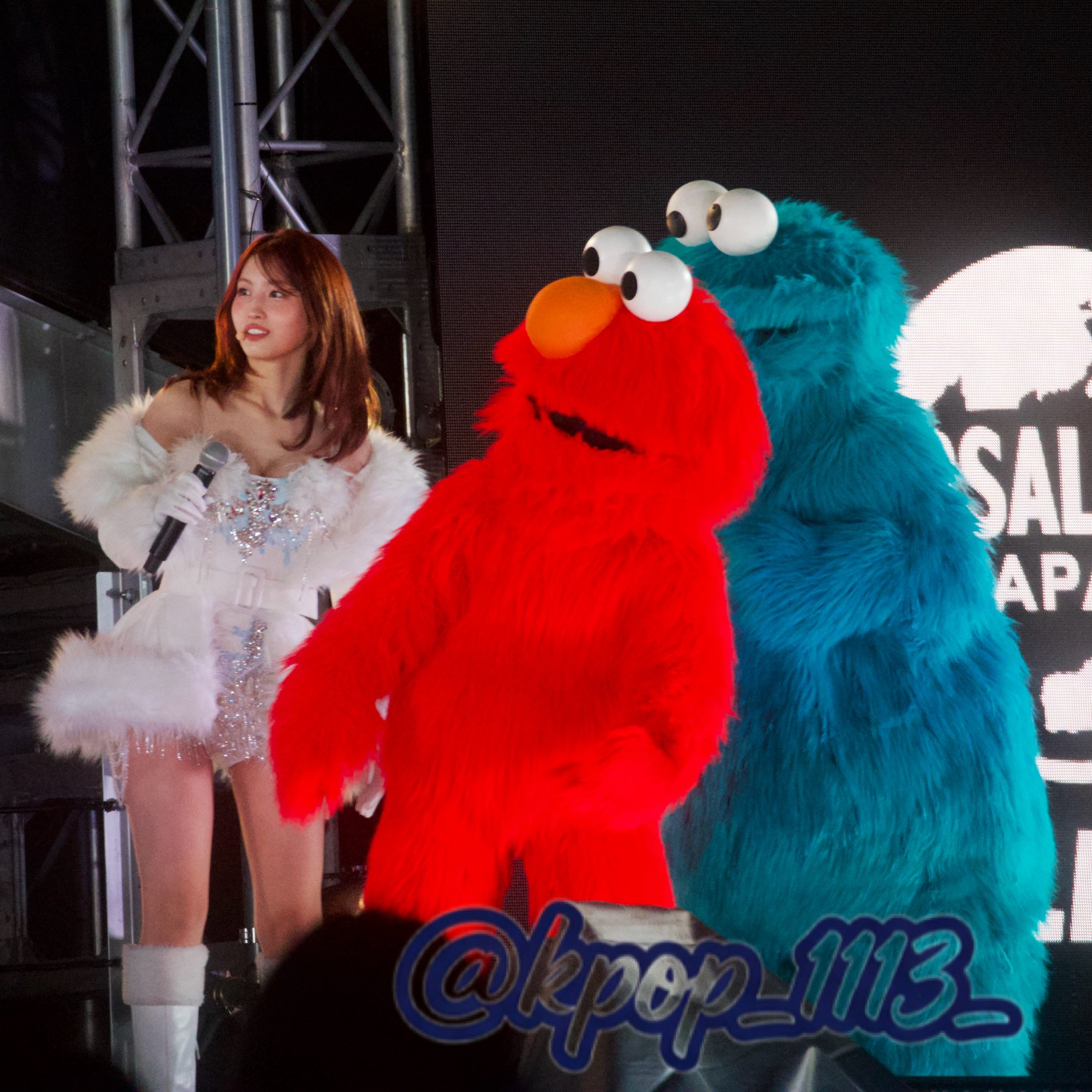 Behind-the-scenes cut of Momo (TWICE)