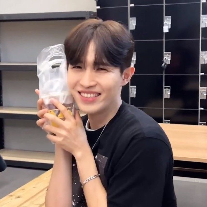 Behind-the-scenes cut of Kim Jaehwan