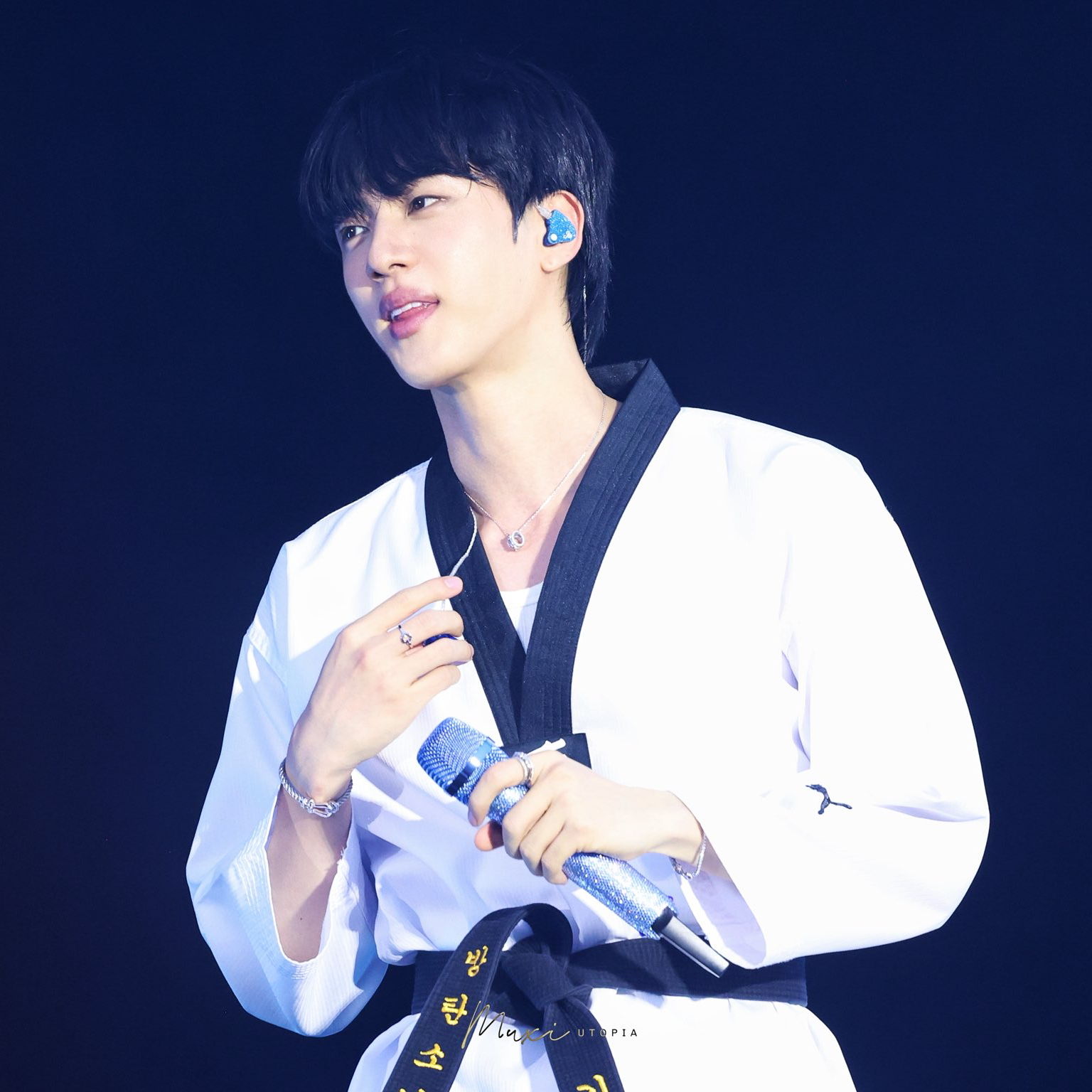 Momen yang diabadikan oleh penggemar Jin (BTS)