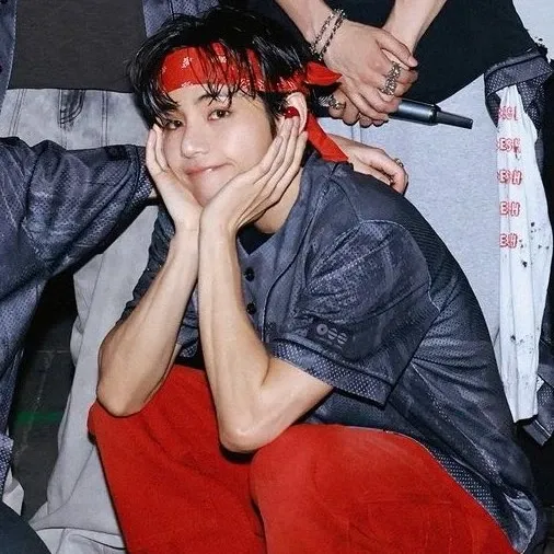 뷔 (방탄소년단)의 최신 사진