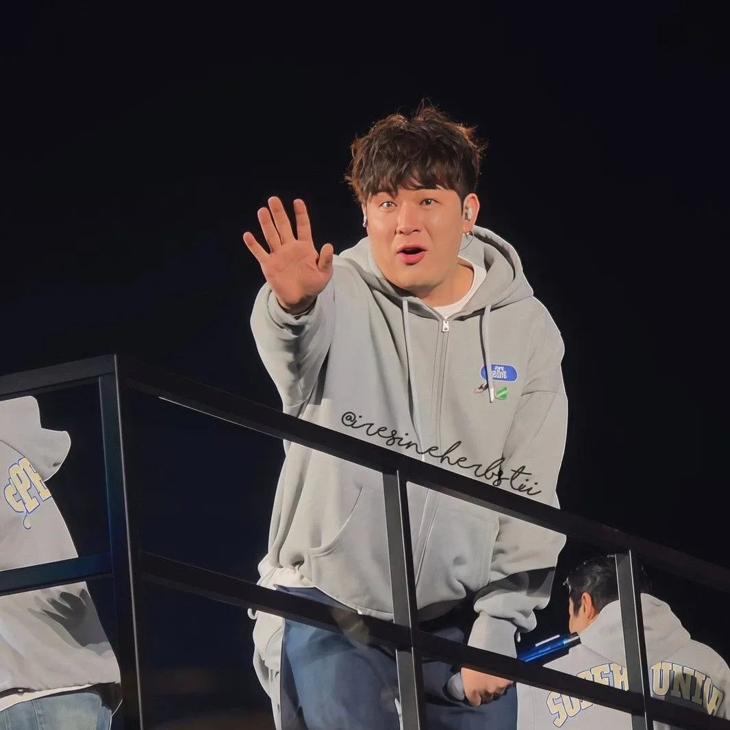 A moment captured by Shindong (Super Junior)'s fan