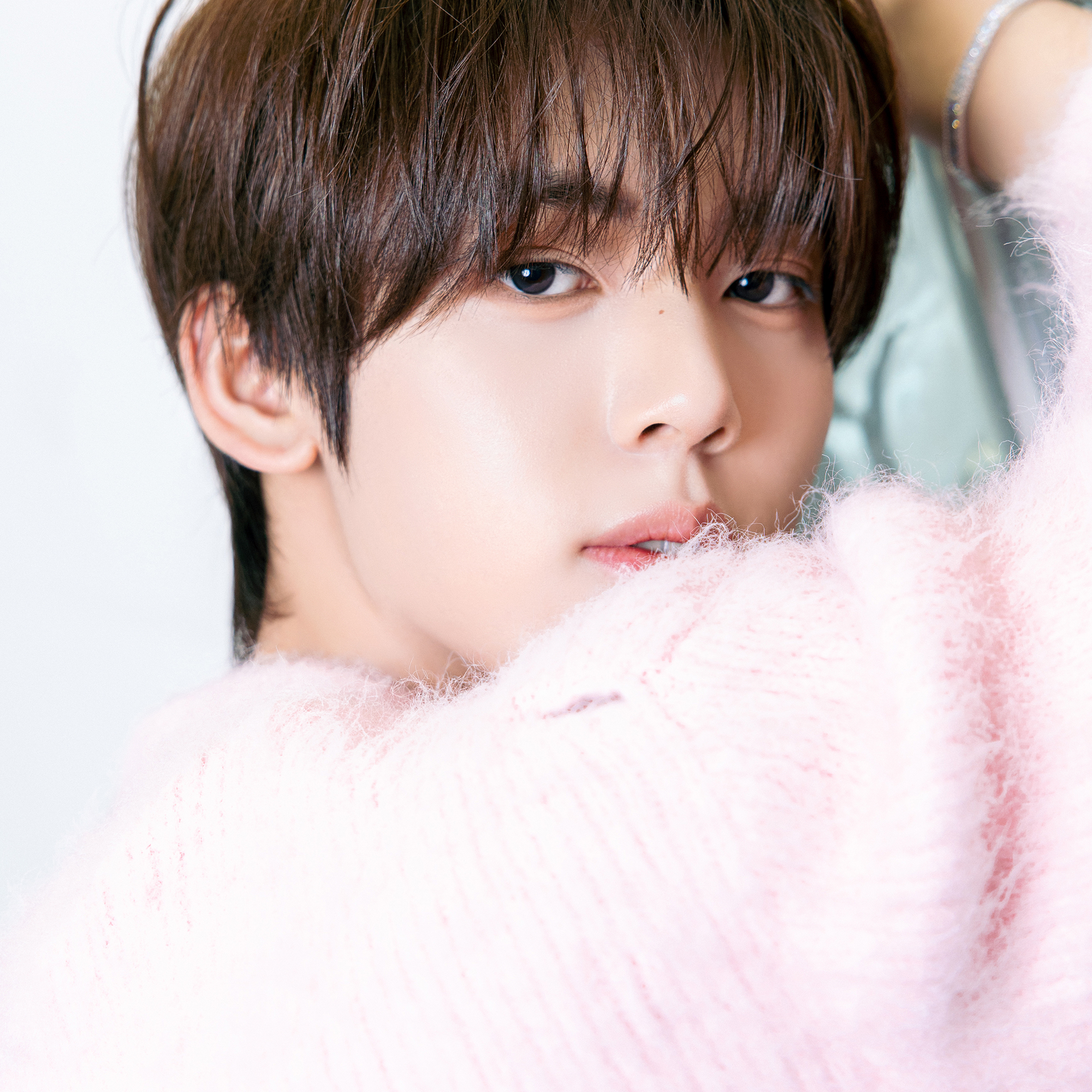 Behind-the-scenes cut of Han Yujin