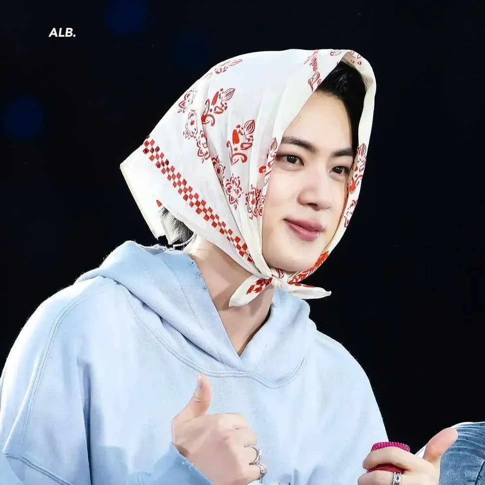 Foto aktivitas terbaru Jin (BTS)