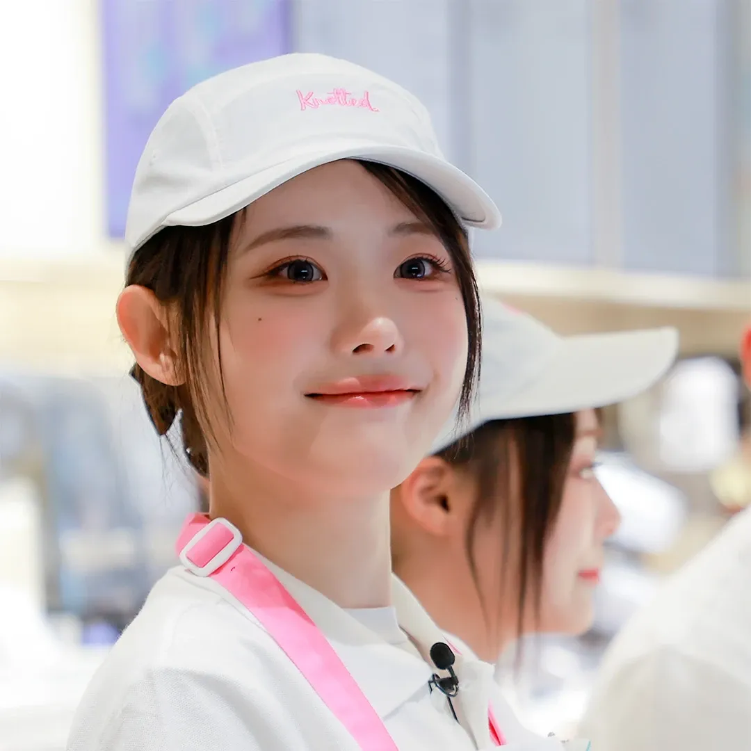 Recent activity shot of Hina (QWER)
