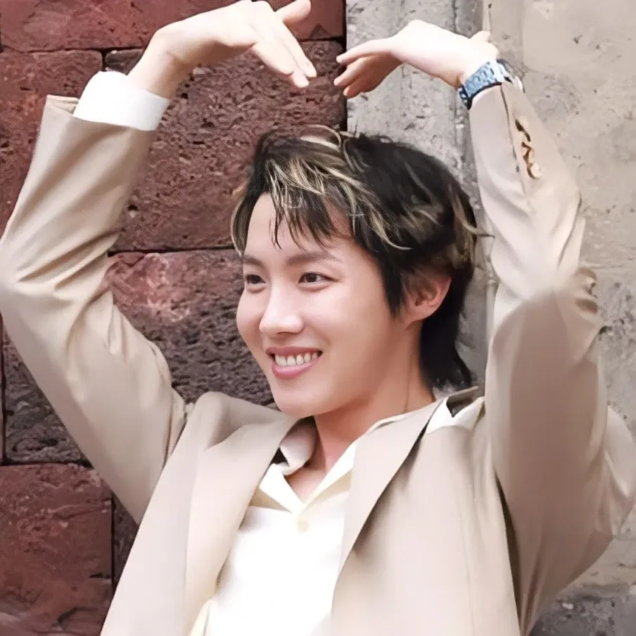 Foto aktivitas terbaru j-hope (BTS)