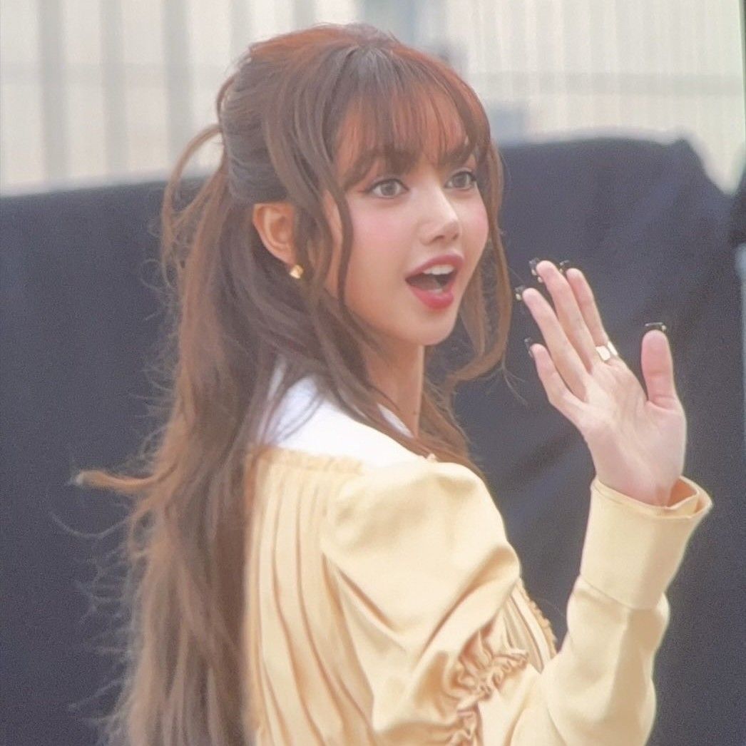 Foto aktivitas terbaru Lisa (BLACKPINK)