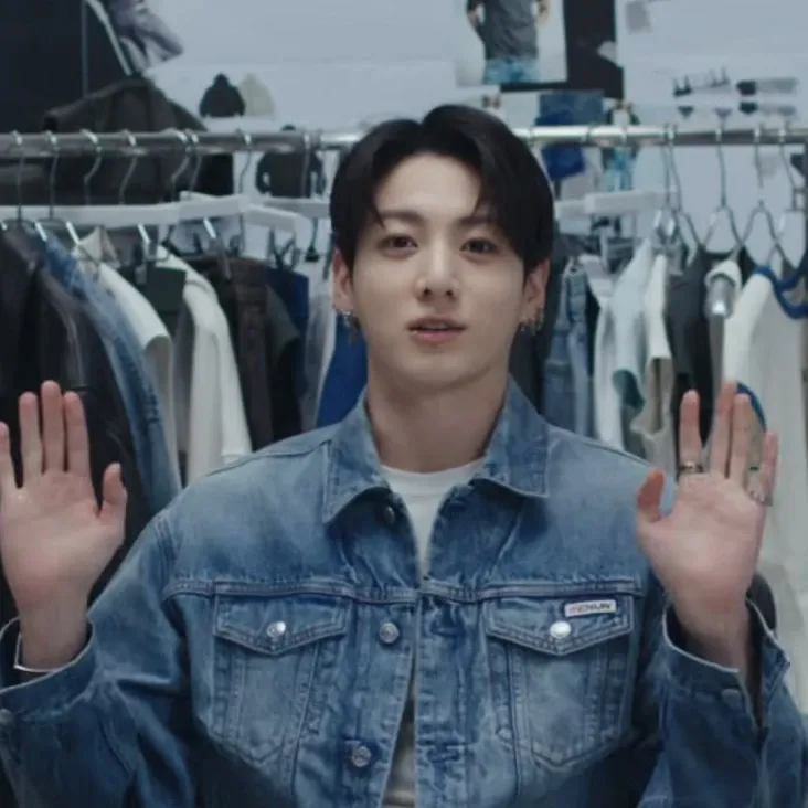 Foto aktivitas terbaru Jungkook (BTS)