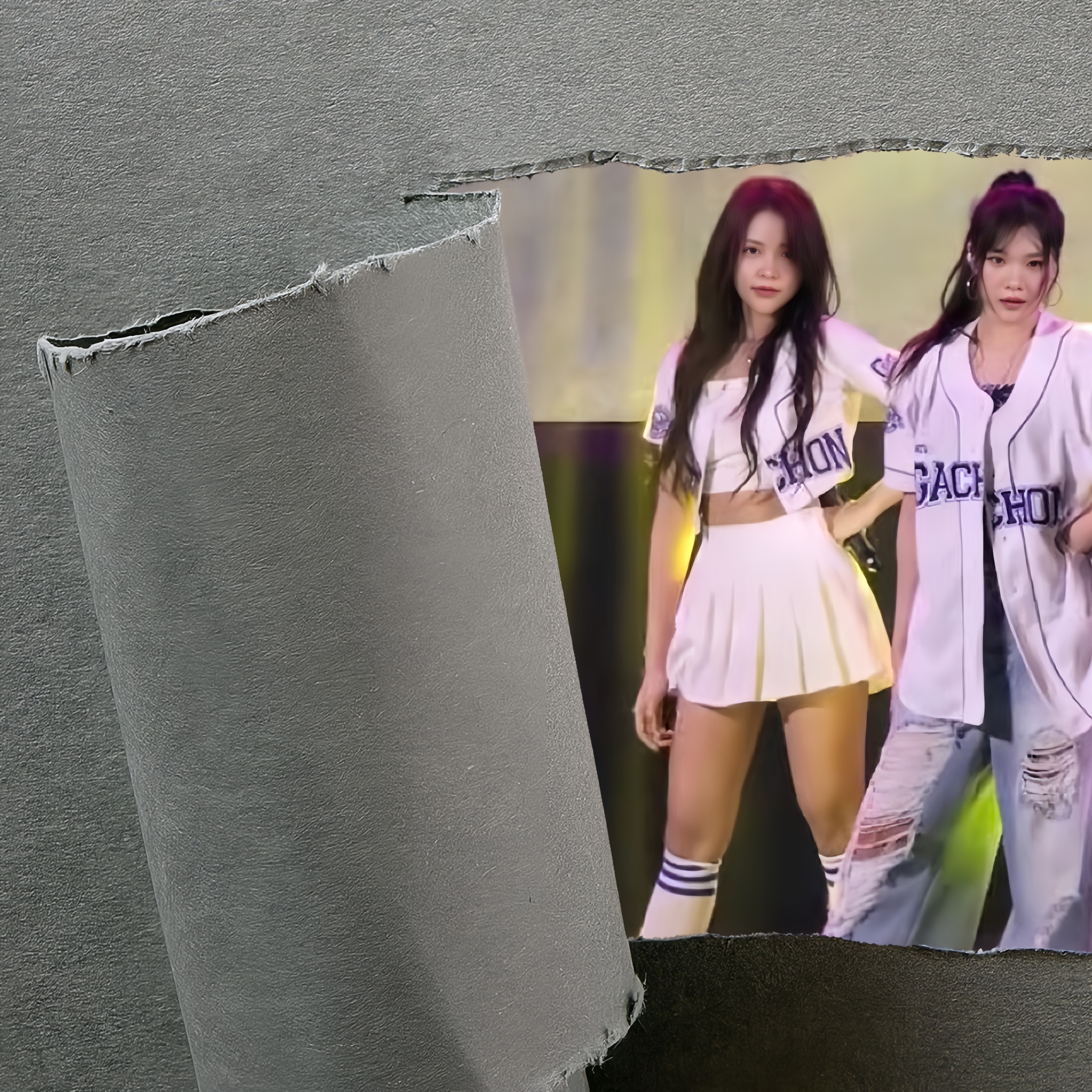 A moment captured by Hearts2Hearts's fan