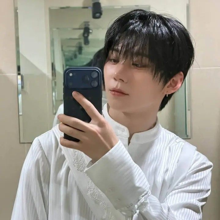 A moment captured by AHOF's fan