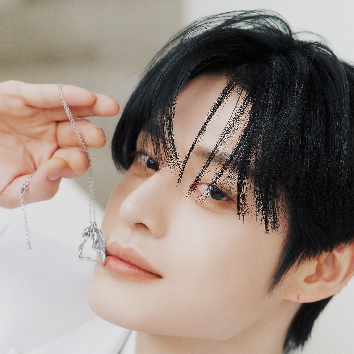 Behind-the-scenes cut of Kim Jiwoong (ZEROBASEONE)