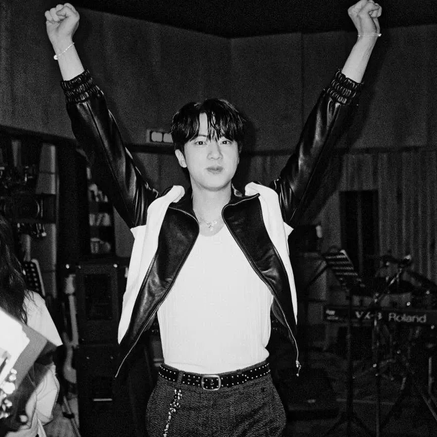 Foto aktivitas terbaru Jin (BTS)