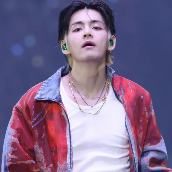 뷔 (방탄소년단)의 최신 사진