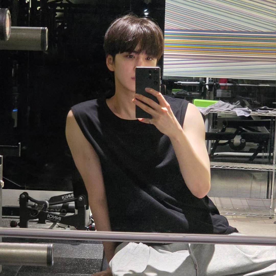 A moment captured by Younghoon (THE BOYZ)'s fan