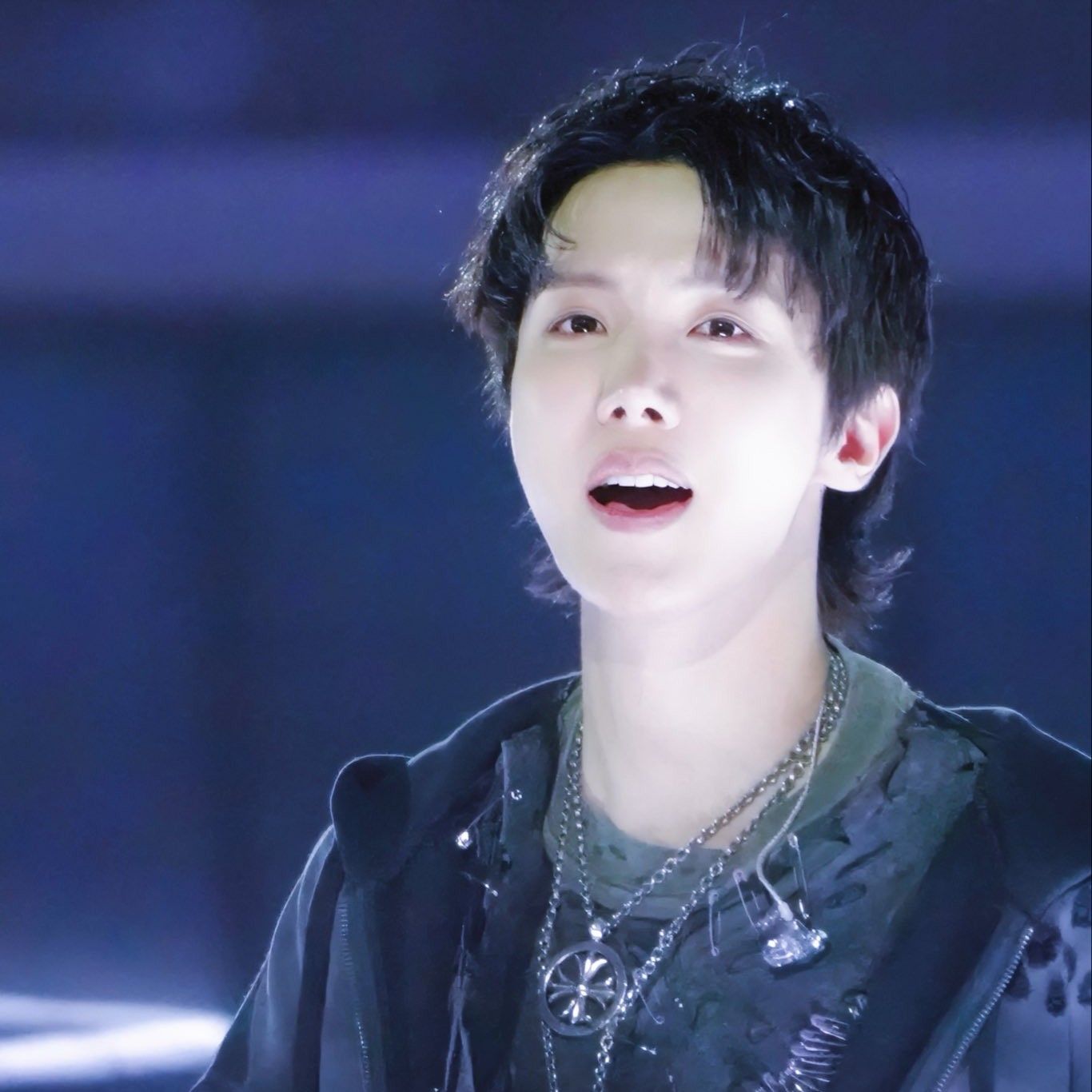 Foto aktivitas terbaru j-hope (BTS)