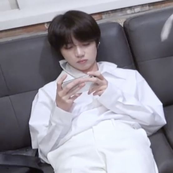 Foto terbaru Beomgyu (TOMORROW X TOGETHER)