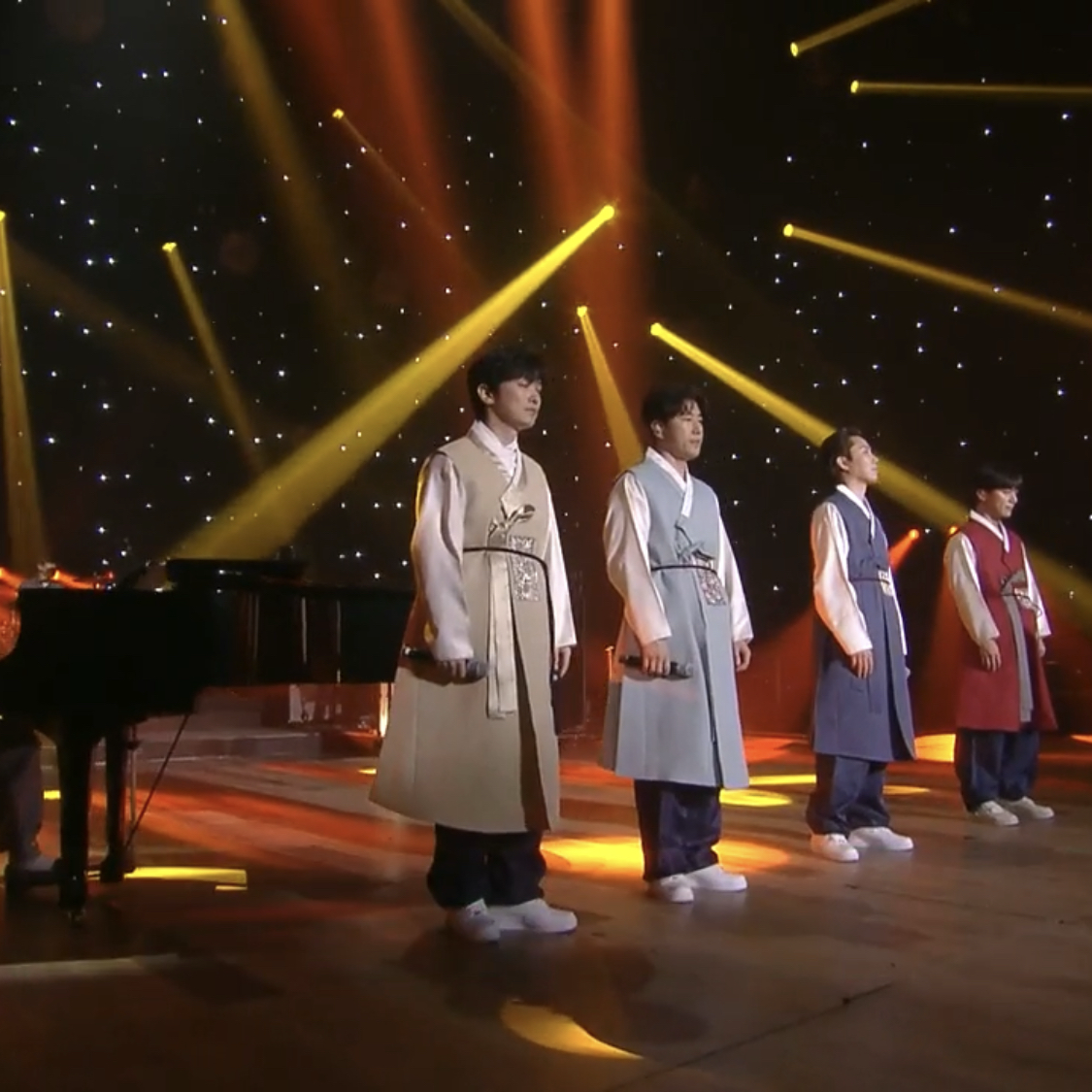 Behind-the-scenes cut of SECHSKIES