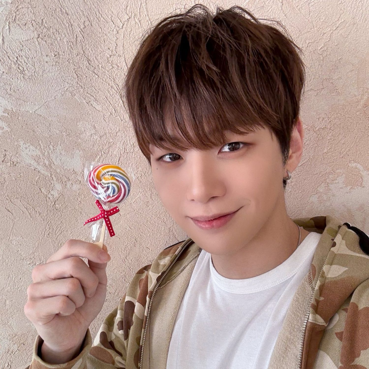 강다니엘의 비하인드 컷