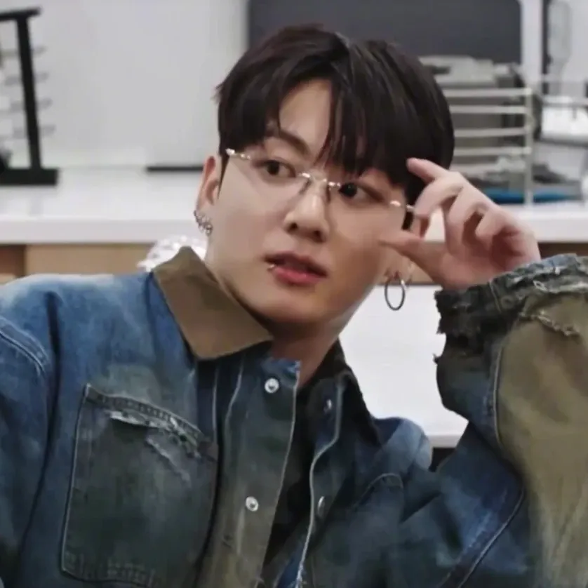 Foto aktivitas terbaru Jungkook (BTS)