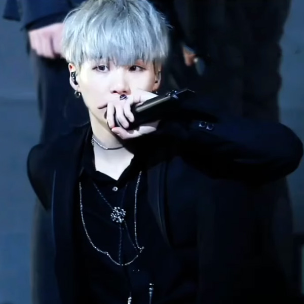 Foto aktivitas terbaru SUGA (BTS)