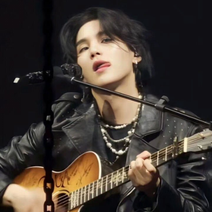 Foto aktivitas terbaru SUGA (BTS)