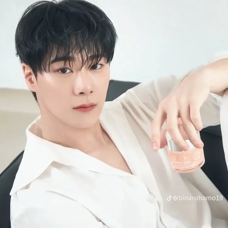 A moment captured by Moonbin (ASTRO)'s fan