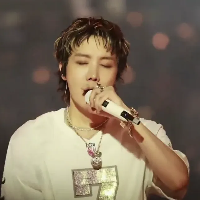 Momen yang diabadikan oleh penggemar j-hope (BTS)