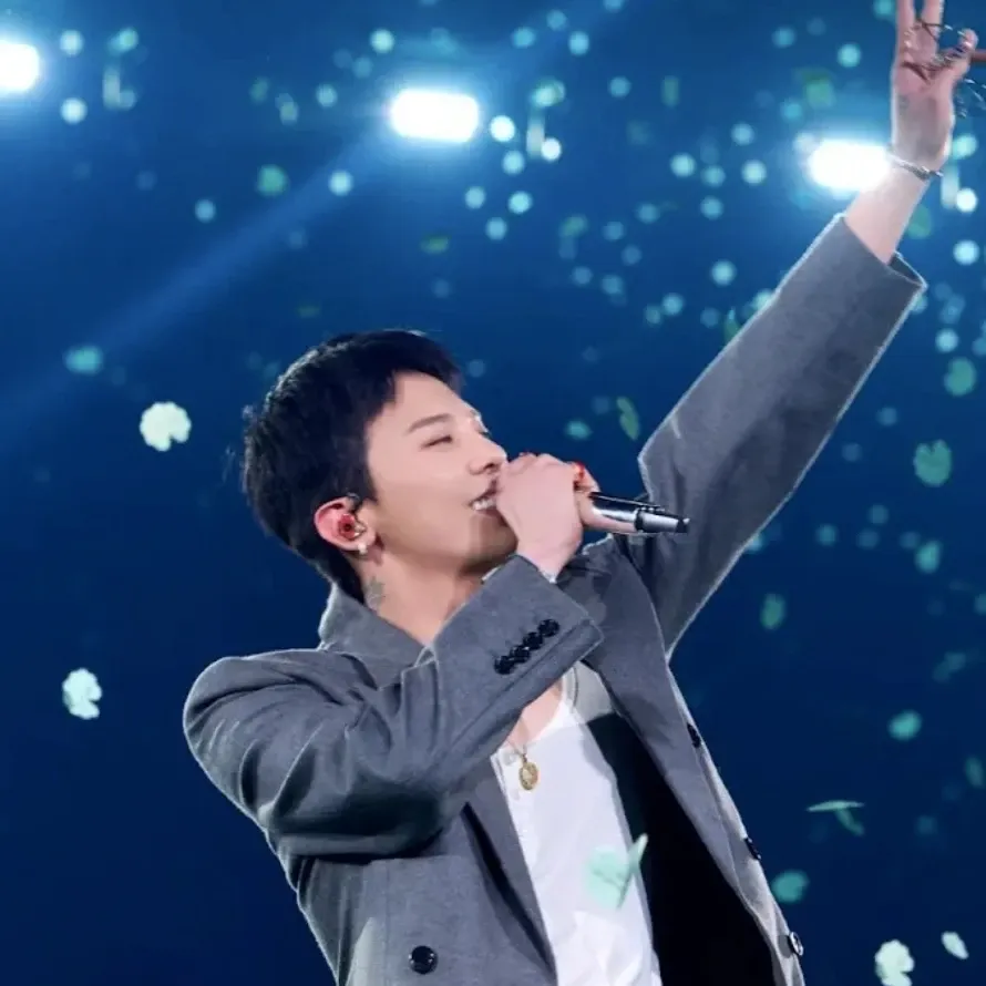 Foto aktivitas terbaru G-DRAGON (BIGBANG)